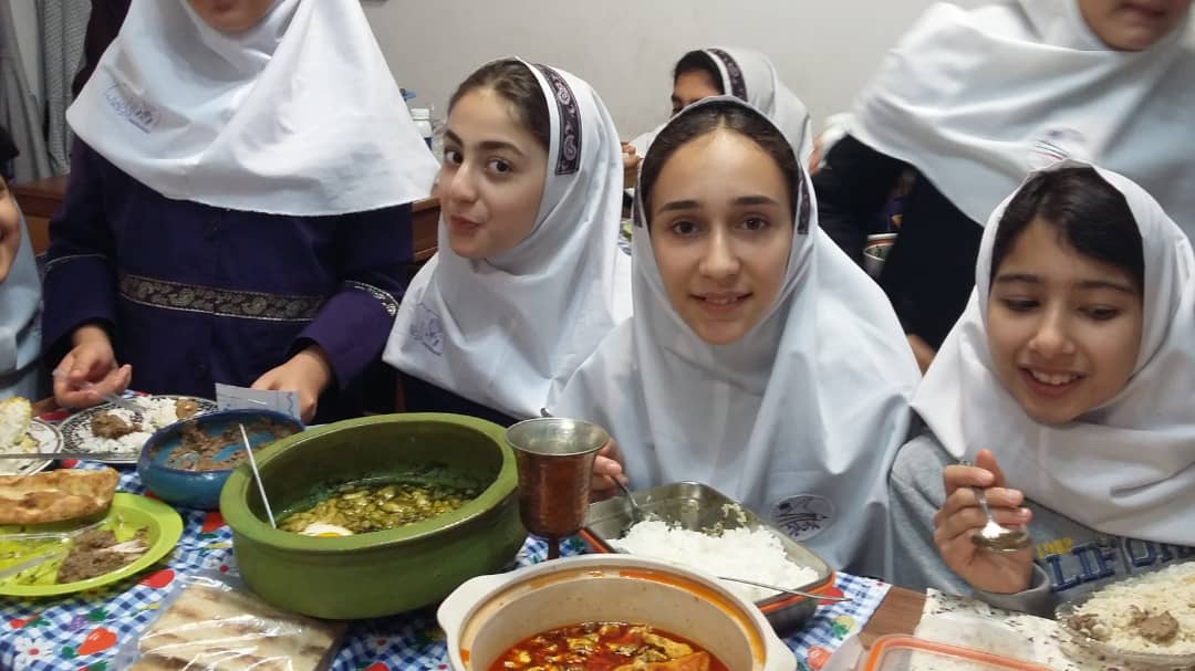 برگزاری جشنواره غذاهای محلی گیلان در دبستان باران اندیشه
